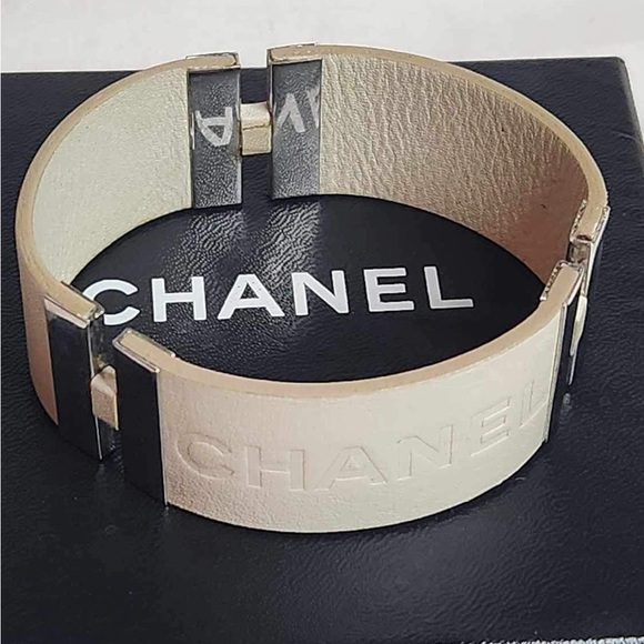 CHANEL White Coco leather Logo Bracelet - Picture 1 of 7